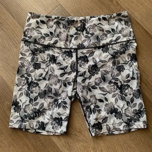 Victoria’s Secret Sport Knockout Crop Bike Short Size Small